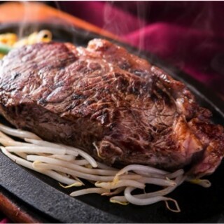 A variety of carefully selected Meat Dishes such as Steak dishes and beef burgers♪