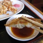 Marui Hanten - 餃子を食べる