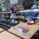 肉のマルタケ - 弁当の種類豊富！店頭は広い！