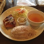 BOND CAFE - 研修後のランチ♪
                        今日の日替わりランチは、甘ピリ辛 サバのコチュジャン焼きなり。焼き目がパリパリでおいしい！
                        スープは生姜風味で温まります♡