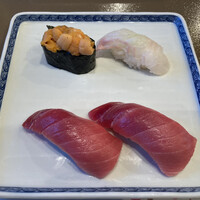 銀座寿司幸本店 丸ビル店 - 一の皿 ・中とろ２ ・雲丹　　海苔の香り ・鮃　　噛み応え