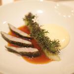 ラ・ベ - 鱈のロティ 燻製塩の香り 茸グリエ 人参とクミンのコンポテ シャトーシャロン風味のジュ