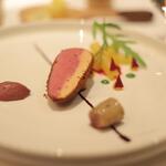 ラ・ベ - 滑らかな鴨フォアグラテリーヌ ビーツとフランボワーズヴィネガーのクーリ 鴨胸肉マリネ 胡椒の香り