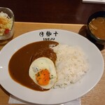 洋食屋伊勢十 - キャベツのサラダはさっぱりと良い箸休めに。味噌汁とカレーはベストマッチ。日本人の好みに寄り添います