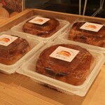 元祿堂 - 「焼きリンゴ（アップルパイ？りんごデニッシュ？食べてみて）」と書いてあります。