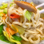 カフェ野田 - 沖縄タンメン すばとかまぼこが澄んだお出汁に泳ぎます