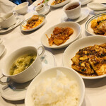 DINING＆BAR SHI-EN - ゴハンと、スープ、エビチリ・麻婆豆腐取り分け後