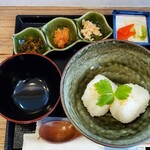 穂 - 出汁茶漬け(鮭、明太子、からし高菜)+牛すきやき卵黄(本日のおすすめ) の左側