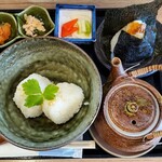 穂 - 出汁茶漬け(鮭、明太子、からし高菜)+牛すきやき卵黄(本日のおすすめ) の右側