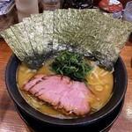横浜家系ラーメン 三郷家 - ラーメン680円味濃いめ油多め。海苔増し100円。