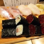 三九鮨 - すじこ巻き＋サバ巻き＋握り4貫（黒そい、金頭、こぶだい2貫）