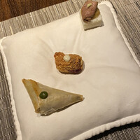SPICE LAB TOKYO - カルカッタ風ビーツのクロケット、イドゥリと治部煮のコンビネーション、仔羊のサモサ