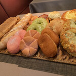 コグスダイニングカグラザカ - 食べ放題のパン