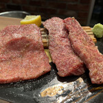 Yakiniku 名もなき名店へ 一切入魂一枚売り焼肉 - 上タンと和牛ハラミ