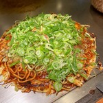Okonomiyaki Gouki - 肉玉そばにイカ天とネギ追加