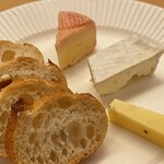 ヴィノスやまざき - おつまみ：チーズ3種盛り