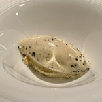 蒼 - 黒トリュフのアイスクリーム
      なんて贅沢なアイスクリーム！
      黒トリュフの香りが素晴らしく、刻まれた食感がまた良いこと！！
      濃厚でありながら後味はスッキリ、アイスクリームにも徹底した拘りを感じます。