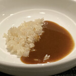 蒼 - 但馬玄のビーフカレー
      この時点でお腹いっぱい直前まで到達してますが、蒼さんのビーフカレーは美味しくすぅーと収まるのです。
      全方位的に但馬玄の美味しさ100％の詰まったビーフカレー、凄く美味しいです♬