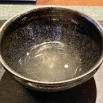 蒼 - 淡路 神経締め 真鯛のコンソメ
      器の中に、あたかも真鯛が居るかの様な味わいと風味、雑味がまったくないクリアーな旨味、真鯛の全てがこのコンソメに凝縮しています。