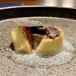 蒼 - 黒トリュフと自家製バター 尾藤農産2年熟成 きたあかり
      じっくりと低音で火を入れローストしたきたあかり、甘みがしっかりとして、自家製のバターと一緒に食べると、なんて美味しいじゃがバターなんでしょうね♪