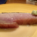 蒼 - 佐渡より 神経締め 目近鮪 お米と中国甘酒のソース
      炭火で皮はパリッと！
      身質はやわらかく脂が乗り酸味がありますが、中国甘酒のソースのほんのりとした甘みと酸味が重なると旨味がグッと感じられるのです。