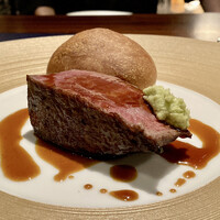 蒼 - 上田畜産 但馬玄の炭火焼 北海道より ゆり根〝月光〟
                    但馬玄のヒレ肉、最高級のお肉の塊を前にヒートアップ！
                    リブロースのジュのソースがお肉の旨味をさらに高みへ誘います。
                    あ〜なんて美味しいのでしょう！