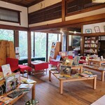 すずめの時間 - 店内。白秋関係の書物や絵本などが並んでいます。