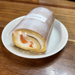 かしや - みかんとクリームチーズのロールケーキ 850円