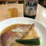 ときわ食堂 - 金目鯛の煮付け(食べかけ)と瓶ビール