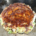 Okonomiyaki Ge-Buruhau Su - 辛口ソースを塗布