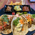 メキシコ酒場 サンズ・ダイナー - タコス祭り
      ライムを絞るとうまさ倍増