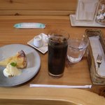 カフェねーじゅ - 洋ナシのタルトとアイスコーヒーのセット。