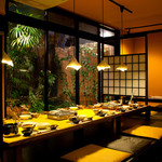 Saisenshurakuya - 開放的な窓から中庭の景色を眺めながら、お酒を楽しめる工夫も。