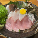 h Za Dainingu Yosa Hachiemon - 天然真鯛、メバチマグロ、サザエ、太刀魚の盛り合わせ