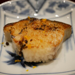 すし 良月 - 柚子の香りも寄り添い、反則技の鯖寿司の焼きおにぎり！