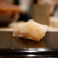 すし 良月 - 鰤（和歌山 串本） 鰤と言われなければ気づかないほどのフォルム。 想像を絶するトロけ、そして極上の旨味を楽しめました！！ 素晴らしい一貫！