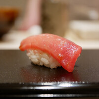 すし 良月 - 中トロ
                    温かなシャリで溶かすかのような優しいトロけ。
                    したたかな旨みが立ち上がり、一瞬にしてピークアウトする甘みと抜群の美味しさ！
                    シャリの酸味もしっかり感じられ、トロの香りも高める一体感も良い。