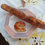 クイント - バゲット（上）と新商品のフレンチキャラメル