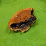 Kitaya - お饅頭』といっても、ありふれた昔風の『お饅頭』ではなく、「黒胡麻の餡」が斬新な現代に通じる美味しい銘菓です。