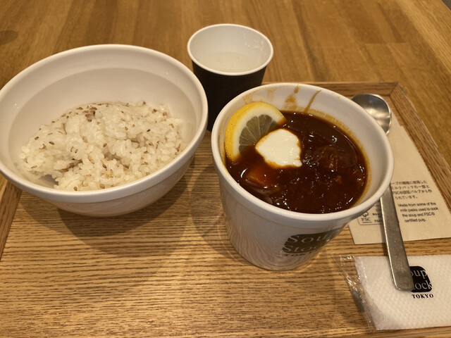 カレーも売りにしているスープ専門店（レギュラーセットは