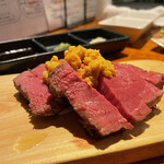 肉小屋 大山店 - 内ももの肉塊(ウニのせ)。調理されてでてくるのでこのまま食べれます〜！