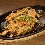 飲んべぇ食堂 らくだ屋 - 鳥せせりのスタミナ炒め