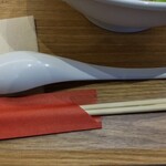 黄金の塩らぁ麺 ドゥエイタリアン - レンゲ＆お箸