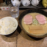 ラーメンBAR やきそばー HIT - しょうゆらーめん　サービスライス