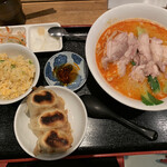 五妹包 - 特製塩鶏タンタンメン、餃子半炒飯付き