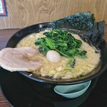 Yokohama Iekei Ramen Ichi Yonya - ラーメン (中太麺) [¥680]　・ほうれん草 トッピング [¥100]