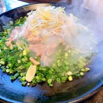 麺菜館 楽屋 - 熱々　　陶板焼チャーハン（ネギベーコン）