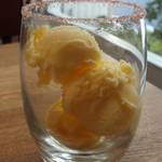 ユニオンサンドヤード - 「柚子のソルベ」：柚子果汁の柔らかな酸味が活きて
            さっぱりとした甘さ！
            