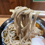 牛もつ煮込みと極太肉そば 権三 - 極太だっ！注文時普通の細いそばに変えることもできます。