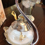 カフェ よくなるよくなる - 砂糖入れは銀製の白鳥